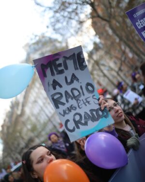 Sindy Michelle Claudia Auvity Instagram - Jour J - manifestation de lutte contre les violences faites aux femmes. Extrêmement fière et émue d’avoir pu avoir notre premier cortège, à l’année prochaine. 🧡💙
Mon ami @benjoyf a la prod’ 🤍