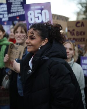 Sindy Michelle Claudia Auvity Instagram - Jour J - manifestation de lutte contre les violences faites aux femmes. Extrêmement fière et émue d’avoir pu avoir notre premier cortège, à l’année prochaine. 🧡💙
Mon ami @benjoyf a la prod’ 🤍