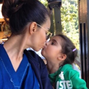 Sinem Güven Instagram - Bütün sevgililerin günü kutlu olsun 😍❤️
#tbt2012 @xo.defne #happyvalentinesday