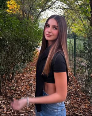 Sinem Güven Instagram - Canım kızım, 
Bugün hayata gelip , dünyayı benim için bambaşka bir gezegen yapmanın 16. yılı. 

Senin gibi güzel kalpli, vicdanlı, duyarlı, olgun, komik, inatçı, akıllı, saygılı, güçlü, savaşçının dibi ve daha nice özellikleri olan bir genç kızın annesi olabilmek şahane bir duygu ama ben seni en çok SEN gibi olma halinin sonuna kadar peşinde olduğun için seviyorum. 

Sana sağlık ve sevgiyle istediğin gibi akacağın bir ömür dilerim. Dünyanın neresinde olursan ol, istediğin anda şah damarın kadar yakınında olduğumu sakın unutma.

Seninle çok gurur duyuyorum ve tahmin bile edemeyeceğin kadar çok seviyorum.

İYİ Kİ DOĞDUN. 🙏🏽❤️🍀🧿