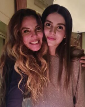 Sinem Güven Instagram - Canım kızım, 
Bugün hayata gelip , dünyayı benim için bambaşka bir gezegen yapmanın 16. yılı. 

Senin gibi güzel kalpli, vicdanlı, duyarlı, olgun, komik, inatçı, akıllı, saygılı, güçlü, savaşçının dibi ve daha nice özellikleri olan bir genç kızın annesi olabilmek şahane bir duygu ama ben seni en çok SEN gibi olma halinin sonuna kadar peşinde olduğun için seviyorum. 

Sana sağlık ve sevgiyle istediğin gibi akacağın bir ömür dilerim. Dünyanın neresinde olursan ol, istediğin anda şah damarın kadar yakınında olduğumu sakın unutma.

Seninle çok gurur duyuyorum ve tahmin bile edemeyeceğin kadar çok seviyorum.

İYİ Kİ DOĞDUN. 🙏🏽❤️🍀🧿