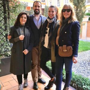 Sinem Güven Instagram - Bugün yine canım arkadaşım @saffetemretonguc ‘un sayesinde harika birgün geçirdik. Tomtom’un hikayesini dinledik, köşe bucak gezdik, @tomtomdesignhood ‘un Avrupa mimarisine taş çıkartacak muhteşem projesiyle tanıştık, çılgın Yay’ımız @sahyayci sayesinde yine çok güldük. Bu keyifli gün için herkese teşekkürler. 🙏🏼😍