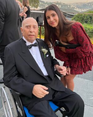 Sinem Güven Instagram - Canım Erdoğan amcam, Hayatta tanıdığım en kibar, en düşünceli , en zevkli, en gönlü zengin insan. Hele kız çocukları dedin mi en yumuşak karnı! Onlar hiç üzülmesin, onlara kimse zarar vermesin . O yüzden de hayatında hep kız torunları oldu.  Beni kızından, Kızımı torunlarından bir gün olsun ayırmadı, sevgisini , saygısını hiç sakınmadı. Umarım bizde sana seni ne kadar çok sevdiğimizi ve saydığımızı hissettirebilmişizdir. 
Bu dünyada zaten melektin dilerim orada da tüm melekler seni korur kollar.
Mekanın cennet olsun. 🙏🏽❤️