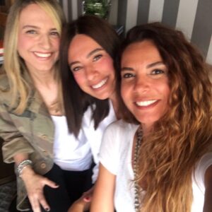 Sinem Güven Instagram - Fotoğrafını burada böyle paylaşmak ne zor! Huzur içinde uyu canım İzmirlim. 🙏🏽❤️ #burcuhanif