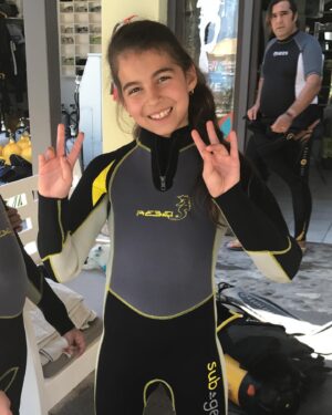 Sinem Güven Instagram - Canım kızım, 
Bugün hayata gelip , dünyayı benim için bambaşka bir gezegen yapmanın 16. yılı. 

Senin gibi güzel kalpli, vicdanlı, duyarlı, olgun, komik, inatçı, akıllı, saygılı, güçlü, savaşçının dibi ve daha nice özellikleri olan bir genç kızın annesi olabilmek şahane bir duygu ama ben seni en çok SEN gibi olma halinin sonuna kadar peşinde olduğun için seviyorum. 

Sana sağlık ve sevgiyle istediğin gibi akacağın bir ömür dilerim. Dünyanın neresinde olursan ol, istediğin anda şah damarın kadar yakınında olduğumu sakın unutma.

Seninle çok gurur duyuyorum ve tahmin bile edemeyeceğin kadar çok seviyorum.

İYİ Kİ DOĞDUN. 🙏🏽❤️🍀🧿