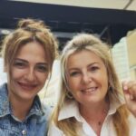 Sinem Öztürk Instagram - Kilitli kapıları açmaya hazır mısınız? ‘Rüzgarlı Evi’ izleyince de çok seveceksiniz 🤍 #rüzgarlıev #banukoccakan #senaryo @banukoccakan @ruzgarlievkitap