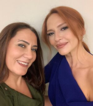 Sinem Öztürk Instagram - Canım annemizin yanımızda olmadığı ilk galamızdı..O bu filmi çok sevmişti..Biricik eşim filmimizi güzel anacığıma ithaf etti..🙏🏻Kalbimizde, aklımızda her anımızda hissediyoruz güzel meleğimi..🤍