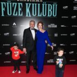 Sinem Öztürk Instagram - Canım annemizin yanımızda olmadığı ilk galamızdı..O bu filmi çok sevmişti..Biricik eşim filmimizi güzel anacığıma ithaf etti..🙏🏻Kalbimizde, aklımızda her anımızda hissediyoruz güzel meleğimi..🤍