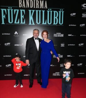 Sinem Öztürk Instagram - Canım annemizin yanımızda olmadığı ilk galamızdı..O bu filmi çok sevmişti..Biricik eşim filmimizi güzel anacığıma ithaf etti..🙏🏻Kalbimizde, aklımızda her anımızda hissediyoruz güzel meleğimi..🤍