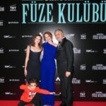 Sinem Öztürk Instagram - Canım annemizin yanımızda olmadığı ilk galamızdı..O bu filmi çok sevmişti..Biricik eşim filmimizi güzel anacığıma ithaf etti..🙏🏻Kalbimizde, aklımızda her anımızda hissediyoruz güzel meleğimi..🤍