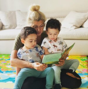 Sinem Öztürk Instagram - Görememek can yakıcı, ama tüm sevgini iliklerime kadar hissediyorum..Işıl ışılsın..Her nefesim seninle dolu, saçlarından ve topuzundan hiç vazgeçmeyen sarışınım..Günümüz kutlu olsun canım anacığım..