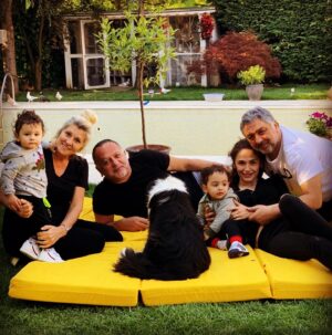 Sinem Öztürk Instagram - Görememek can yakıcı, ama tüm sevgini iliklerime kadar hissediyorum..Işıl ışılsın..Her nefesim seninle dolu, saçlarından ve topuzundan hiç vazgeçmeyen sarışınım..Günümüz kutlu olsun canım anacığım..