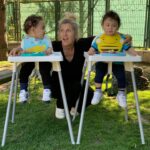 Sinem Öztürk Instagram - Görememek can yakıcı, ama tüm sevgini iliklerime kadar hissediyorum..Işıl ışılsın..Her nefesim seninle dolu, saçlarından ve topuzundan hiç vazgeçmeyen sarışınım..Günümüz kutlu olsun canım anacığım..