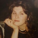 Sinem Öztürk Instagram - Görememek can yakıcı, ama tüm sevgini iliklerime kadar hissediyorum..Işıl ışılsın..Her nefesim seninle dolu, saçlarından ve topuzundan hiç vazgeçmeyen sarışınım..Günümüz kutlu olsun canım anacığım..