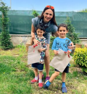 Sinem Öztürk Instagram - Karne günü..İlk günümüz geldi aklıma, oryantasyon için günlerce bahçede beklediğimiz, gözyaşlarından kahkahalara dönüşen alışma dönemi.Zaman su gibi aktı..Ve bugün okulumuzda son günümüz..Emanet ettiğimiz yavrularımızı kalplerindeki sevgi ve sabır , yüzlerindeki kocaman gülümseme ile el üstünde tutan canım @zekeriyakoyakdkids ailesi..Başta @edaozkur olmak üzere tüm öğretmenlerimize, kuru fasulyeyi bile sevdiren Sevgi’mize çok teşekkür ederiz..🤍🫶🏻 İyi ki birlikte çıktık bu yola❤️