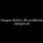 Sinem Öztürk Instagram - Çok değerli sanatçı bir dostum, abim dün beni aradı, bana filmimize yapılan çirkin saldırıya ne kadar üzüldüğünü söyleyerek, aşağıdaki olayı hatırlattı; bende sizlerle paylaşmak istedim. Dünyaca ünlü edebiyatçı Franz Kafka en yakın dostu Max Brod’a mektup yazar. “Sevgili dostum Max, zatürre hastalığımın son evrelerini yaşıyorum. Bu hastalıktan kurtulacağımı düşünmüyorum. Benden geriye kalan her şeyi, kitaplarımı, romanlarımı, öykülerimi, defterlerimi, hatta yazdığım bütün mektuplarımı ben öldükten sonra yakarak imha etmeni senden rica ediyorum. Sana son vasiyetim budur” der. Çok kısa süre sonra da ölür. Fakat Max Brod bu eserleri yakmaktan vazgeçerek dünya edebiyatına kazandırır. Bugün eğer biz Kafka’yı okuyorsak ve yazdıklarından etkileniyorsak bu Max Brod’un gösterdiği cesarettendir. Şimdi sizelere soruyorum… Max Brod arkadaşının vasiyetini yerine getirmemekle bir hain midir yoksa onu dünya edebiyatına kazandıran bir kahramanmı. Garip Bülbül Neşet Ertaş filmimizin üçüncü fragmanı sizlerle paylaşmaktan onur duyarım. İyi Seyirler Dilerim 23 Aralık’ta sinemalarda. Güzel zileme ve güzel gönüllü insanlarına, Sadık Doğanay emmime selam olsun 🙏🏻 @garipbulbulnesetertasfilm #neşetertaş @dijitalsanatlar