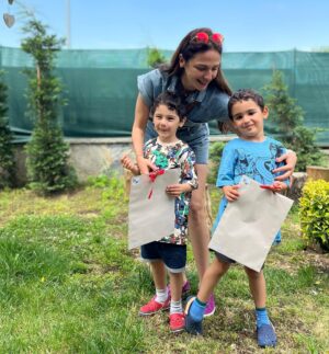 Sinem Öztürk Instagram - Karne günü..İlk günümüz geldi aklıma, oryantasyon için günlerce bahçede beklediğimiz, gözyaşlarından kahkahalara dönüşen alışma dönemi.Zaman su gibi aktı..Ve bugün okulumuzda son günümüz..Emanet ettiğimiz yavrularımızı kalplerindeki sevgi ve sabır , yüzlerindeki kocaman gülümseme ile el üstünde tutan canım @zekeriyakoyakdkids ailesi..Başta @edaozkur olmak üzere tüm öğretmenlerimize, kuru fasulyeyi bile sevdiren Sevgi’mize çok teşekkür ederiz..🤍🫶🏻 İyi ki birlikte çıktık bu yola❤️