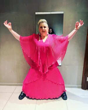 Siobhán McSweeney Instagram - About last night. I went to the @tvchoicemagazine awards and had the best night. Apart from not winning. But who cares when you look this fab! My lovely friend @nickimakemeup does my mu for Pottery and she kindly came down and  fixed my face and hair. I’m so lucky. She is a genius. And a wonderful friend. My dress is vintage and from @thegreenhangervintage in Belfast. Plus size is hard to find as most designers don’t do off the rail for anything other than tiny. Which is really cunty of them as most people are like me and fucking beautiful and sexy. My date for the evening was KathyKieraClarke and I fucked up by bringing a date more handsome than myself. But totally worth if for the craic and giggles. I lost out to Gervais. But he didn’t even turn up. AND I stole a bottle of Prosecco from the after party. SO WHO IS THE REAL WINNER HERE. ☺️