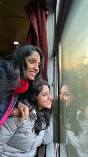 Sireesha Bhagavatula Instagram - Singing our hearts out on a toy train to Shimla with my sis! 🚂
The greenery sets the perfect backdrop for our cover from the movie “Jab We Met”
Beautiful guitars and programming by @siddharthtanuku 
Huge thanks to @mskvocals for vocal processing 

Disclaimer: This was done under professional supervision. Do not try this! 🤣
Btw.. It was just a toy train and there were no tracks beside it. 

#singinginthemountains #shimla #sisterduo #toytrainadventures #sireeshabhagavatula #soujanyabhagavatula #souseeseries