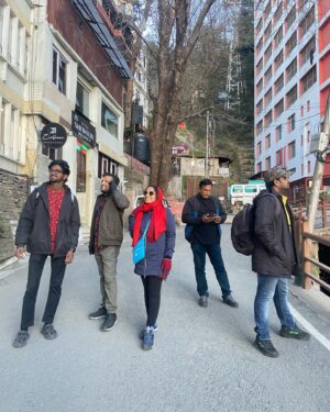 Sireesha Bhagavatula Instagram - 𝐙𝐢𝐧𝐝𝐚𝐠𝐢 𝐍𝐚𝐚 𝐌𝐢𝐥𝐞𝐠𝐢 𝐃𝐨𝐛𝐚𝐫𝐚 2.0 ❄️☃️
.
.
feat 𝙄𝙣𝙙𝙞𝙖𝙣 𝙄𝙙𝙤𝙡, 𝙈𝘼𝘼 𝙏𝙫 𝙎𝙪𝙥𝙚𝙧 𝙨𝙞𝙣𝙜𝙚𝙧𝙨 𝙈𝙪𝙨𝙞𝙘𝙞𝙖𝙣𝙨 on 
Shimla - Manali - Kasol Trip 🤩
.
.
>> Enjoy the fantabulous one of the best TOY train journey in India : Kalka - Shimla Journey (UNESCO heritage site, Guinea’s world records) 
.
.
>> Pray to the one of the worlds highest statue on uphill 
Jakhoo hanuman statute, 108ft height 
.
.
>> Enthralled with the adventures of Kufri : Horse ride, Zip line, Burma Bridge, Valley crossing, Off-road Jeep ride… 
.
.
>>Evening sunsets from ridge and shopping’s in mall street
.
.
Plan your memorable holidays with @thetrekkersouls 
.
.
𝐓𝐨 𝐁𝐨𝐨𝐤 𝐲𝐨𝐮𝐫 𝐬𝐥𝐨𝐭 𝐃𝐌 𝐮𝐬 (𝐨𝐫) 𝐂𝐨𝐧𝐭𝐚𝐜𝐭 𝐮𝐬
📞8639285745 
.
.
𝙏𝙧𝙚𝙠𝙠𝙚𝙧 𝙎𝙤𝙪𝙡𝙨 💙
@sireeshabhagavatula 
@soujanya.singer 
@pavankumar.rhy 
@kamakshi_ambatipudi 
@saikumarkeys 
@jayanth_drums 
@somesh.kurella 
@kavyamutnuru 
@thetrekkiee999 

Follow >> @thetrekkersouls 

#trekkersoulsoriginals 

#shimla #manali #kasol #travel #tourism #himachal #pradesh #snow #adventures #trip #friendship #goals #travelphotography #manali_diaries❤️ #trending #celebrities #singers #musicians #travelgram #manikaran