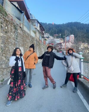 Sireesha Bhagavatula Instagram - 𝐙𝐢𝐧𝐝𝐚𝐠𝐢 𝐍𝐚𝐚 𝐌𝐢𝐥𝐞𝐠𝐢 𝐃𝐨𝐛𝐚𝐫𝐚 2.0 ❄️☃️
.
.
feat 𝙄𝙣𝙙𝙞𝙖𝙣 𝙄𝙙𝙤𝙡, 𝙈𝘼𝘼 𝙏𝙫 𝙎𝙪𝙥𝙚𝙧 𝙨𝙞𝙣𝙜𝙚𝙧𝙨 𝙈𝙪𝙨𝙞𝙘𝙞𝙖𝙣𝙨 on 
Shimla - Manali - Kasol Trip 🤩
.
.
>> Enjoy the fantabulous one of the best TOY train journey in India : Kalka - Shimla Journey (UNESCO heritage site, Guinea’s world records) 
.
.
>> Pray to the one of the worlds highest statue on uphill 
Jakhoo hanuman statute, 108ft height 
.
.
>> Enthralled with the adventures of Kufri : Horse ride, Zip line, Burma Bridge, Valley crossing, Off-road Jeep ride… 
.
.
>>Evening sunsets from ridge and shopping’s in mall street
.
.
Plan your memorable holidays with @thetrekkersouls 
.
.
𝐓𝐨 𝐁𝐨𝐨𝐤 𝐲𝐨𝐮𝐫 𝐬𝐥𝐨𝐭 𝐃𝐌 𝐮𝐬 (𝐨𝐫) 𝐂𝐨𝐧𝐭𝐚𝐜𝐭 𝐮𝐬
📞8639285745 
.
.
𝙏𝙧𝙚𝙠𝙠𝙚𝙧 𝙎𝙤𝙪𝙡𝙨 💙
@sireeshabhagavatula 
@soujanya.singer 
@pavankumar.rhy 
@kamakshi_ambatipudi 
@saikumarkeys 
@jayanth_drums 
@somesh.kurella 
@kavyamutnuru 
@thetrekkiee999 

Follow >> @thetrekkersouls 

#trekkersoulsoriginals 

#shimla #manali #kasol #travel #tourism #himachal #pradesh #snow #adventures #trip #friendship #goals #travelphotography #manali_diaries❤️ #trending #celebrities #singers #musicians #travelgram #manikaran