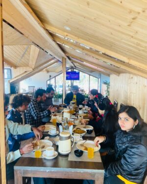 Sireesha Bhagavatula Instagram - 𝐙𝐢𝐧𝐝𝐚𝐠𝐢 𝐍𝐚𝐚 𝐌𝐢𝐥𝐞𝐠𝐢 𝐃𝐨𝐛𝐚𝐫𝐚 2.0 ❄️☃️
.
.
feat 𝙄𝙣𝙙𝙞𝙖𝙣 𝙄𝙙𝙤𝙡, 𝙈𝘼𝘼 𝙏𝙫 𝙎𝙪𝙥𝙚𝙧 𝙨𝙞𝙣𝙜𝙚𝙧𝙨 𝙈𝙪𝙨𝙞𝙘𝙞𝙖𝙣𝙨 on 
Shimla - Manali - Kasol Trip 🤩
.
.
>> Enjoy the fantabulous one of the best TOY train journey in India : Kalka - Shimla Journey (UNESCO heritage site, Guinea’s world records) 
.
.
>> Pray to the one of the worlds highest statue on uphill 
Jakhoo hanuman statute, 108ft height 
.
.
>> Enthralled with the adventures of Kufri : Horse ride, Zip line, Burma Bridge, Valley crossing, Off-road Jeep ride… 
.
.
>>Evening sunsets from ridge and shopping’s in mall street
.
.
Plan your memorable holidays with @thetrekkersouls 
.
.
𝐓𝐨 𝐁𝐨𝐨𝐤 𝐲𝐨𝐮𝐫 𝐬𝐥𝐨𝐭 𝐃𝐌 𝐮𝐬 (𝐨𝐫) 𝐂𝐨𝐧𝐭𝐚𝐜𝐭 𝐮𝐬
📞8639285745 
.
.
𝙏𝙧𝙚𝙠𝙠𝙚𝙧 𝙎𝙤𝙪𝙡𝙨 💙
@sireeshabhagavatula 
@soujanya.singer 
@pavankumar.rhy 
@kamakshi_ambatipudi 
@saikumarkeys 
@jayanth_drums 
@somesh.kurella 
@kavyamutnuru 
@thetrekkiee999 

Follow >> @thetrekkersouls 

#trekkersoulsoriginals 

#shimla #manali #kasol #travel #tourism #himachal #pradesh #snow #adventures #trip #friendship #goals #travelphotography #manali_diaries❤️ #trending #celebrities #singers #musicians #travelgram #manikaran