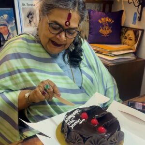 Sireesha Bhagavatula Instagram - And this happened today 🧿❤️🥹

What a lovely start to the day meeting the absolutely legendary @singerushauthup ma’am at her studio !! What a gorgeous persona she has!! Totally in awe of the way she carries herself always. No words to express how blessed I feel when she recognised me ❤️ There is and there will be only one USHA UTHUP. Period 

Thanks a lot @maanaavpodaar for making this happen!! @rohitvadher_