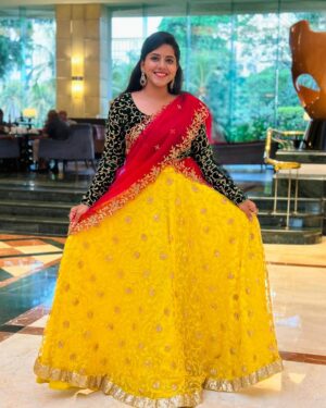 Sireesha Bhagavatula Instagram - Wore these pretty colours from @designed_by_sindhu_rentals for the recent #ilayarajaliveinconcerts in Colombo 💛💚🩷♥️

📸 @sarathsantoshofficial