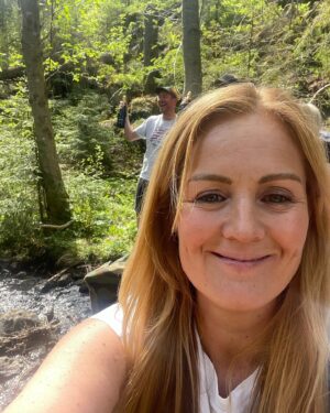 Siri Kristiansen Instagram - 4 flasker sprudlevann gjemt i en bekk. God start på 24 timer som inneholdt alt fra jägertimen, litt boksen går uten regler, fantasier om de 7 dverger og en god dose Kari Bremnes. Magisk opplegg!