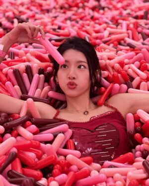 Sisley Choi Instagram - 🎟️❣️
我媽想當年的小背心 現穿在我身 :)