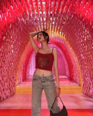 Sisley Choi Instagram - 🎟️❣️
我媽想當年的小背心 現穿在我身 :)