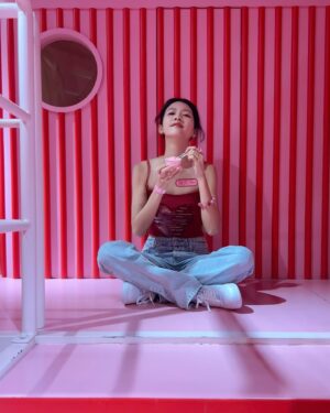 Sisley Choi Instagram - 🎟️❣️
我媽想當年的小背心 現穿在我身 :)