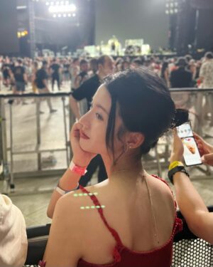 Sisley Choi Instagram - 🎟️❣️
我媽想當年的小背心 現穿在我身 :)