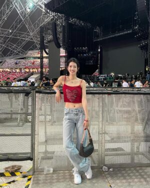Sisley Choi Instagram - 🎟️❣️
我媽想當年的小背心 現穿在我身 :)