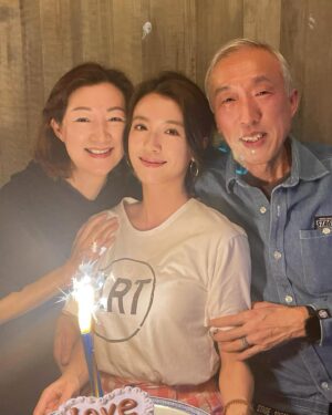 Sisley Choi Instagram - .
爹哋媽咪願你們繼續中獎咁笑
我哋繼續去食好嘢要身體健康
最後嗰個恭喜你真係繞樑三天
希望今年有好多嘢值得被恭喜
生日 感恩 快樂 :)