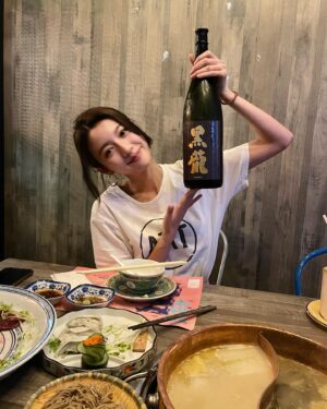 Sisley Choi Instagram - .
爹哋媽咪願你們繼續中獎咁笑
我哋繼續去食好嘢要身體健康
最後嗰個恭喜你真係繞樑三天
希望今年有好多嘢值得被恭喜
生日 感恩 快樂 :)