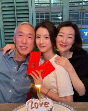 Sisley Choi Instagram - .
爹哋媽咪願你們繼續中獎咁笑
我哋繼續去食好嘢要身體健康
最後嗰個恭喜你真係繞樑三天
希望今年有好多嘢值得被恭喜
生日 感恩 快樂 :)