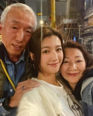 Sisley Choi Instagram - .
爹哋媽咪願你們繼續中獎咁笑
我哋繼續去食好嘢要身體健康
最後嗰個恭喜你真係繞樑三天
希望今年有好多嘢值得被恭喜
生日 感恩 快樂 :)