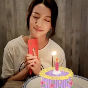 Sisley Choi Instagram - .
爹哋媽咪願你們繼續中獎咁笑
我哋繼續去食好嘢要身體健康
最後嗰個恭喜你真係繞樑三天
希望今年有好多嘢值得被恭喜
生日 感恩 快樂 :)