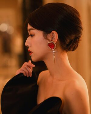 Sisley Choi Instagram - 一講就笑，四目有情。
—— 金宇澄《繁花》
