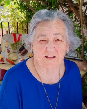 Sissi Martins Instagram - 90!!! A Nossa Maria faz 90!!
Este ano tínhamos tudo preparado,vinha a família toda dos
EUA,Brasil,Portugal,netos,bisnetos,filhos,primos,irmãs, amigos, íamos dar-lhe o nosso Amor em forma de surpresa!
Mas o mundo parou e este maldito vírus não deixou acontecer! Esta quarentena deu-nos mais vontade de celebrar o amor com os mais importantes, e a vontade que tinha de a ver e abraçar gritou mais alto que qualquer distanciamento imposto!
 Fizemos estes quilómetros em nome de todos os que hoje não podem estar com ela!! O Amor supera tudo!! #90birthday #loveisloveislove #family 
#avomaria 
#