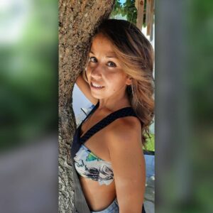 Sissi Martins Instagram - "Como quem num dia de Verão abre a porta de casa
E espreita para o calor dos campos com a cara toda,
Às vezes, de repente, bate-me a Natureza de chapa
Na cara dos meus sentidos..."

E Eu hoje sinto-me Feliz

#hairstylist by the amazing @pedroribeirohairdesign que pôs fim à quarentena desta minha juba 
#hairdesign 
#besthairstylist #besthaircuts
E este top único é da @addit_morethanclothes 
#myhaircrush #albertocaeiro
#great #happy #bekind #kindness 
Acabaram os #hashtag por hoje 😂
