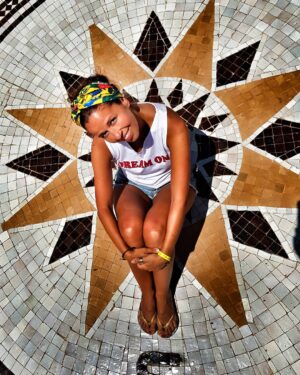 Sissi Martins Instagram - Faço da gratidão a minha bússola.
E sentir-me grata é uma garantia de estar no caminho certo!

Pelos olhos que caminham comigo📸@ruben.madureira 
#gratful #path #loveisloveislove #work 
#sissiruben