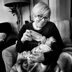 Sissi Martins Instagram - Querida Alma, estas mulheres que te Amam enfrentaram Guerras Mundiais, revoluções, ditaduras, fome, mais guerras, pandemias e aquilo que sempre ensinaram à tua mãe é que a maior conquista do ser humano é saber ganhar uma guerra apenas com a força  do diálogo! 
Estas serão sempre a únicas armas que quero que carregues contigo filha: 

Diálogo
Liberdade
Igualdade 
Esperança
Dignidade
Amor e Paz