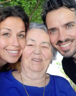 Sissi Martins Instagram - 90!!! A Nossa Maria faz 90!!
Este ano tínhamos tudo preparado,vinha a família toda dos
EUA,Brasil,Portugal,netos,bisnetos,filhos,primos,irmãs, amigos, íamos dar-lhe o nosso Amor em forma de surpresa!
Mas o mundo parou e este maldito vírus não deixou acontecer! Esta quarentena deu-nos mais vontade de celebrar o amor com os mais importantes, e a vontade que tinha de a ver e abraçar gritou mais alto que qualquer distanciamento imposto!
 Fizemos estes quilómetros em nome de todos os que hoje não podem estar com ela!! O Amor supera tudo!! #90birthday #loveisloveislove #family 
#avomaria 
#