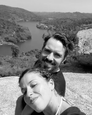 Sissi Martins Instagram - Olá filha! Estás quase quase a chegar a este mundo e só queria que soubesses que não tens de te preocupar com nada...terás tanto Amor que mesmo no dia mais escuro Ele será sempre capaz de te dar luz!
Para além da família e amigos que aguardam a tua chegada de coração cheio para te dar ainda mais amor,o teu Pai é quem mais nos tem segurado!
Sim,só lhe podemos agradecer os últimos meses,que sabemos não estarem a ser fáceis por teres esta mãe resiliente quanto à sua profissão,a querer sempre ultrapassar barreiras,a querer ser livre mas a ser testada todos os dias.
 A gravidez não é fácil para todas as mulheres,mas se todas estas mulheres tiverem um Ruben na vida delas,tudo será mais simples! 
Estes últimos dias têm sido difíceis minha pequenina mas este teu Pai,dentro de todas as grandes dificuldades que também ele tem de ultrapassar,tem mantido o nosso mundo a girar,o tempo a passar e a aquecer os nossos 2 corações com um amor incondicional repleto de cores,gargalhadas,abraços,colo,luzes de natal,flores,pequenos-almoços,sopas,lágrimas,cobertores,tudo isto embrulhado num grande presente como se a vida dele dependesse apenas do nosso sorriso!!

Obrigada meu Amor ❤

#sissiruben #baby #loveisloveislove