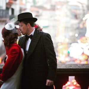 Sissi Martins Instagram - Bodas de Algodão❣
Na sabedoria popular significa "transformação", já que para chegar ao seu material final, o algodão precisa de ser tratado para se tornar fio!
Outros acreditam que o algodão também possa ser uma metáfora para "cura"!
Hoje ri ao pensar que fazemos "bodas de algodão",porque para mim só há um tipo de algodão,o algodão das nuvens do Ruben,aquelas que todos os dias tu teimas em querer fotografar ou perguntar-me se vejo o mesmo que tu,se  aquele algodão me parece um velho,ou um dinossauro ou as pinturas de Peter Paul Rubens ou até a Torre de Pisa!
Não meu amor,não vejo o mesmo que tu...vejo-te a ti,vejo o quanto estamos transformados, vejo luzes de natal,vejo bilhetes com recados,viagens,vejo mar ,vejo os meus dias mais ricos de gargalhadas,de música e coreografias no carro.
Mas vejo também este momento,esta memória,esta data que é feita de pedaços natalícios que nos lembra a importância da nossa família e dos nossos amigos!Pois nós somos mais que dois,nós somos um batalhão de pessoas que precisamos para estar bem,nós somos palco,nós somos outros,nós somos mais que nós!Mas este ano fez-se estranho e embora eu esteja a sentir-me mais frágil que a planta do algodão,sinto que a verdadeira natureza do casamento é esta transformação,a de ter outra metade de mim que me segura,que me levanta,que me ajuda a superar todos os obstáculos e que no fim conta a mesma história que eu, tu! 
Hoje celebramos o Amor, porque o amor é capaz de curar tudo e todos! 

18.12.18 ❤ 

#loveislove #christmas #weddinganniversary 
#amor #cura #bodasdealgodão 
📸@emotions_maker