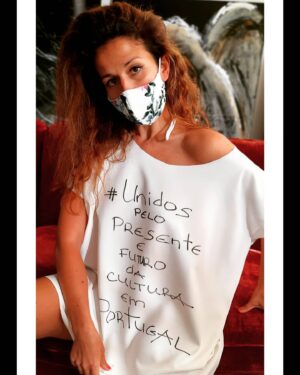 Sissi Martins Instagram - Esta máscara tem magia!!! É feita com amor e por amor às Artes. Criada por uma amiga do coração  @iza.van o projecto @yestothemask acredita que se todos ajudarmos podemos mudar o mundo! Esta máscara preocupa-se com todos,com o ator com o técnico,com o coreógrafo mas também com a assistente de camarim.Esta máscara é para todos,uma comunidade gigante que proporciona horas de diversão a um público sentado a assitir e não sabe quando voltará a ter um "futuro". Say @yestothemask e 1€ do valor desta máscara é para o meio artístico e suas famílias!

#yestothemask #UNIDOSPELOPRESENTEEFUTURODACULTURAEMPORTUGAL #challengeveste_a_camisola #vigiliaculturaeartes 
#juntossomosmaisfortes