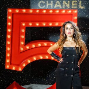 Sissi Martins Instagram - Dar voz e alma pela maior marca de representação da liberdade feminina foi um verdadeiro presente de Natal

 "The most courageous act is still to think for yourself. Aloud."
- Coco Chanel

Muito grata pelo convite e por todo o carinho com que fui recebida💎
 @chanel.pt.oficial @chanelportugal_
@chanelofficial 
@marco_fanrinha_moura
💄@_simone_sa_ 
#chanel #chanelno5 #music