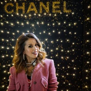 Sissi Martins Instagram - Dar voz e alma pela maior marca de representação da liberdade feminina foi um verdadeiro presente de Natal

 "The most courageous act is still to think for yourself. Aloud."
- Coco Chanel

Muito grata pelo convite e por todo o carinho com que fui recebida💎
 @chanel.pt.oficial @chanelportugal_
@chanelofficial 
@marco_fanrinha_moura
💄@_simone_sa_ 
#chanel #chanelno5 #music